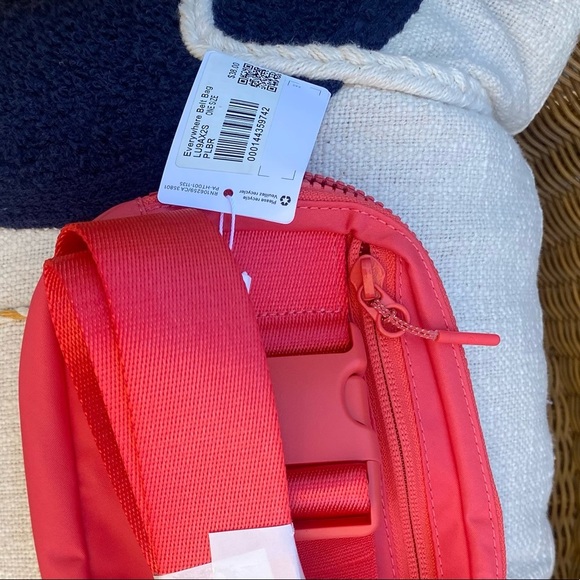 Lululemon Everywhere Belt Bag Pale Raspberry NWT - Picture 5 of 6